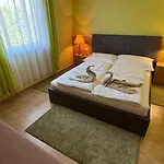 Aranypart 49-51 Apartman *