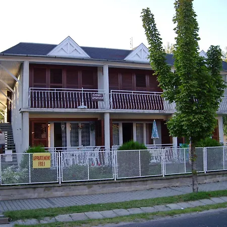 Apartman Aranypart 49-51 *